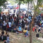 Migrantes permanecen en un puesto de control mientras esperan soluciones a su situación migratoria hoy, en Tapachula (México). Cientos de migrantes varados en la frontera sur de México denunciaron este martes que las autoridades mexicanas les han bloqueado el paso para transitar por el país rumbo a la frontera con Estados Unidos. EFE/Juan Manuel Blanco