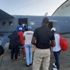 Fotografía cedida por el Ministerio de Seguridad Pública de Panamá de ciudadanos colombianos mientras abordan un avión para ser deportados a Colombia hoy.