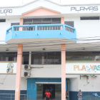 En el municipio de Playas, los guardias revisan a quienes ingresan.