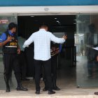 Playas. En el Municipio de Playas se revisa con minuciosidad a cada una de las personas que ingresan.