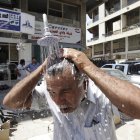Un iraquí se refresca en una ducha pública en Bagdad (Irak) durante una ola de calor, en una imagen de archivo.