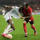 Leverkusen (Germany), 18/05/2023.- Roma"Äôs Tammy Abraham (L) in action against Leverkusen"s Piero Hincapie (R) during the UEFA Europa League semi final second leg soccer match between Bayer Leverkusen and AS Roma in Leverkusen, Germany, 18 May 2023. (Alemania) EFE/EPA/FRIEDEMANN VOGEL