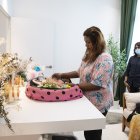 Ceremonia. Santhiya, de 31 años, ha acudido junto a su madre y su abuela para despedirse de Carpet.