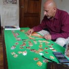 Creación. El cuencano Felipe Serrano Rodríguez exhibe su juego armable, mientras habla de sus planes para nuevos rompecabezas, con íconos de la capital azuaya.