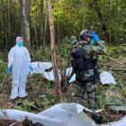 Fotografía cedida por el ejército de Colombia de las labores de recuperación en el lugar de accidente de una avioneta que cayó en medio de la selva, el 18 de mayo de 2023, en el Guaviare (Colombia). L