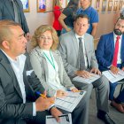 Primer edil. Gabriel Balladares, a la izquierda, durante la reunión.