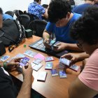Actividades. Los aficionados se congregan  para jugar, dialogar o intercambiar cartas.