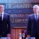 El presidente de Cuba, Miguel Diaz-Canel (d), y el vicepresidente de Rusia, Dmitri Chernyshenko (i), asisten a la clausura de la XI Reunión del Comité Empresarial Cuba-Rusia y el Foro Económico Empresarial entre las dos naciones.