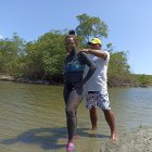 Muisne. En la isla Portete, el baño de arena negra es una tradición.