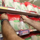 Los clientes ahora buscan marcas blancas en los supermercados para ahorrar.