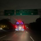 La única luz visible en este tramo, es de los faroles de los vehículos.