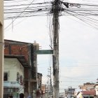 EN LAS CALLES CAPITAN NAJERA Y PRESIDENTE EMILIO ESTRADA UN POSTE EN MAL ESTADO Y CON CABLES QUE CUELGAN HASTA EL SUELO PERIODISTA : FECHA : 07/05/2023 Agencia (ag-extra)