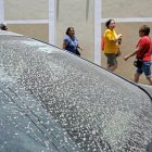 20/05/2023.- Ceniza sobre el parabrisas de un vehículo debido una serie de explosiones registradas por el volcán Popocatépetl, hoy, en el municipio de Atilxco en Puebla (México).