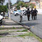 Investigación. Un fuerte contingente policial llegó al sitio de la balacera para levantar todos los indicios