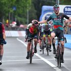 Cassano Magnago (Italy), 20/05/2023.- German rider Nico Denz (R) of team Bora - Hansgrohe crosses the finish line to win the 14th stage of the 2023 Giro d"Italia cycling race over 194 km from Sierre to Cassano Magnago, Italy, 20 May 2023. (Ciclismo, Italia) EFE/EPA/LUCA ZENNARO