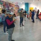 La muestra dura ocho minutos. A la par de la narración, el público puede participar activamente, siguiendo las instrucciones, a manera de un videojuego.