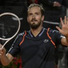 Rome (Italy), 20/05/2023.- Daniil Medvedev of Russia celebrates winning against Stefanos Tsitsipas of Greece during their men"s singles semi final match at the Italian Open tennis tournament in Rome, Italy, 20 May 2023. (Tenis, Abierto, Grecia, Italia, Rusia, Roma) EFE/EPA/ETTORE FERRARI