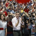 -FOTODELDÍA- VALÈNCIA, 20/05/2023.- El secretario general del PSOE y presidente del Gobierno, Pedro Sánchez (c), participa este sábado en su tercer acto de partido este mes en la Comunitat Valenciana, con un mitin en la Ciudad de las Artes y las Ciencias de València, a una semana de las elecciones autonómicas y locales, junto al president de la Generalitat y candidato a la reelección, Ximo Puig (d), y la vicealcaldesa de València y candidata a la Alcaldía, Sandra Gómez (i).- EFE/ Kai Forsterling