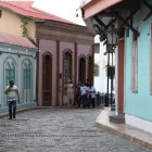 Las Peñas. Erwin Rubira camina por la solitaria calle del barrio mientras se dirige a su trabajo en uno de los  establecimientos del Puerto Santa Ana.  2. Escaleras. La ciudadanía anhela que el cerro sea un punto que atraiga como antes. 
==
