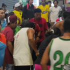 Tras el hecho, las personas se acumularon para tratar de auxiliar a los heridos