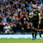 El delantero Karim Benzema (d), de 35 años, es uno de los jugadores ‘veteranos’ de la plantilla del Real Madrid