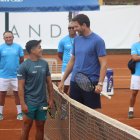 Juan Martín del Potro (d) brindó una clínica de tenis a niños y jóvenes que practican esta disciplina deportiva.