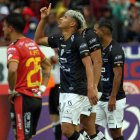 Patrick Mercado celebra tras marcar el segundo gol de los rayados.
