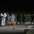 ATENCIÓN EDITORES: CONTENIDO GRÁFICO EXPLÍCITO***AME443. SAN SALVADOR (EL SALVADOR), 20/05/2023.- Forenses llegan para realizar el proceso de levantamiento del cuerpo de una de las 9 personas que fallecieron en una estampida en el Estadio Cuscatláán previo a un partido de la Liga Mayor, hoy en San Salvador (El Salvador). "El número de fallecidos tras la estampida en el Estadio Cuscatlán asciende a 9", indicó la fuente en Twitter y señaló dos personas en "condición crítica" se han trasladado a los hospitales cercanos. EFE/ Miguel Lemus