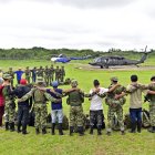 Fotografía cedida por la Presidencia de Colombia de los soldados e indígenas que apoyan la búsqueda de los cuatro niños perdidos en la selva tras un accidente aéreo, en Guaviare (Colombia).