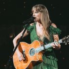 Taylor Swift cantando "Questions".