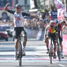 Brandon McNulty celebra tras ganar la etapa 15 del Giro de Italia.