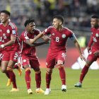 Gustavo Puerta (c) celebra tras marcar el gol del triunfo de Colombia sobre Israel.