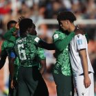 Los jugadores de Nigeria consuelan a un rival de República Dominicana al finalizar el partido.