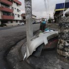 BOTAN PARTES DE AUTO  EN UNA VEREDA EN CAÑAR Y SEIS DE MARZO ... FD: CARLOS KLINGER  ... 19-05-2023