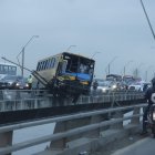 Cientos de carros que se movilizan por este puente están atascados en el tráfico causado por el accidente de un bus.
