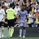 El árbitro de Burgos Bengoetxea habla con el delantero brasileño del Real Madrid Vinícius Júnior (d) durante el partido correspondiente a la jornada 35 de LaLiga Santander.