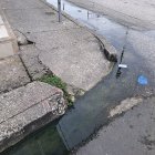 El agua de las alcantarillas se estanca en las veredas, agravando aún más la molestia.