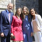 La reina Letizia con su esposo, el rey Felipe y sus hijas, Leonor y Sofía.