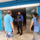 Vigilancia. En el ingreso principal del Municipio de Playas, personal de seguridad revisaba a cada uno de los usuarios para constatar que no porten armas de ningún tipo.