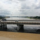 1. Estructura. Más de nueve agujeros se pueden observar en varios de los pilares del puente, lo que representa un riesgo para los ciudadanos. Las ramas se introducen en los huecos de la pared