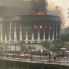 Vista de las llamas en las oficinas centrales de correos en Manila, Filipinas este lunes. EFE/ Francis R. Malasig