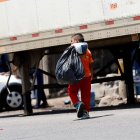 Un niño carga una bolsa negra donde lleva botes plásticos para reciclar en Olancho (Honduras), en una fotografía de archivo.