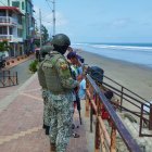 Recorrido. Los uniformados vigilaron el sector comercial y también las actividades que se dieron en la playa.