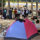 Migrantes de diversas nacionalidades, descansan en un campamento temporal hoy, en la ciudad de Tapachula, Chiapas (México).