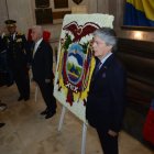 Actividad. El presidente Guillermo Lasso y el ministro de Defensa Luis Lara en el mausoleo de Sucre.