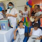 Niños en espera de ser vacunados en la unidad educativa Ileana Espinel, de Guayaquil. el pasado 2 de mayo.