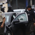 Un conductor fue abatido en su auto, en el norte de Guayaquil.