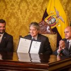 El ministro de Finanzas, Pablo Arosemena, junto al presidente Guillermo Lasso, y el ministro de Producción, Julio José Prado.