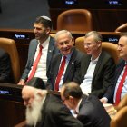 El primer ministro israelí, Benjamin Netanyahu (C), durante el debate y votación del presupuesto en la Knesset, parlamento israelí en Jerusalén, el 23 de mayo de 2023.