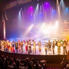 El grupo de artistas que colocan en escena la obra ‘Tutti Frutti’, saludan al público tras finalizar la presentación.